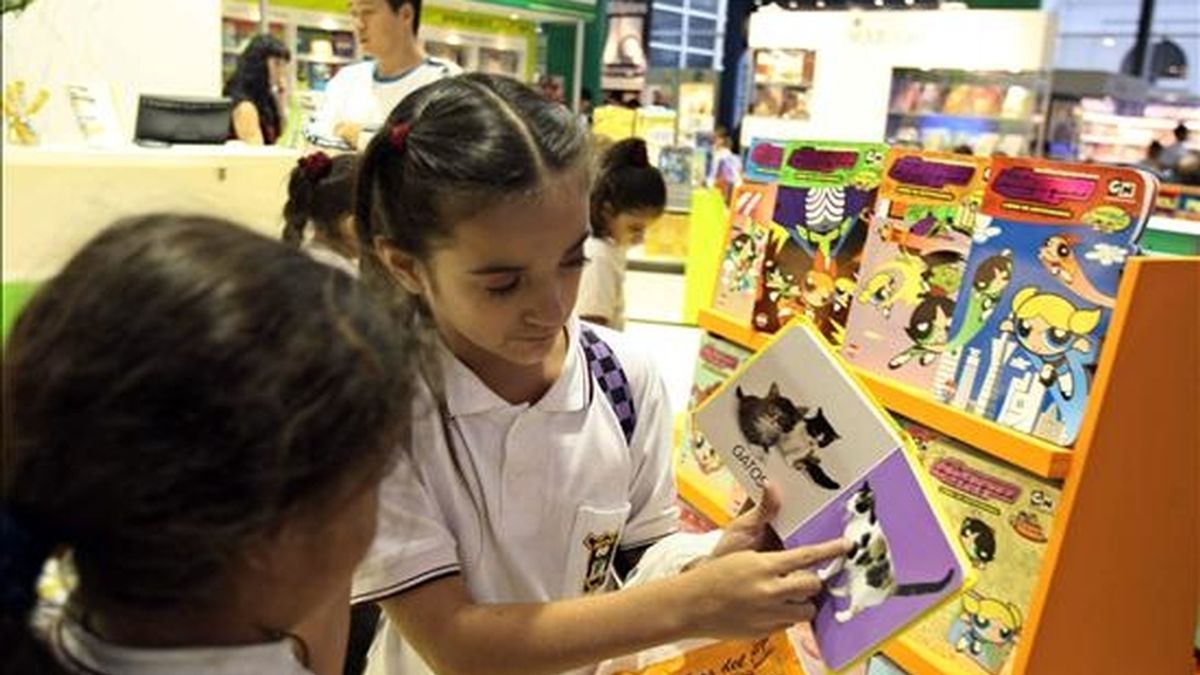 Dos niñas hojean textos durante la 35º edición de la Feria del Libro de Buenos Aires (Argentina), que cuenta con más de mil expositores de 42 países. EFE