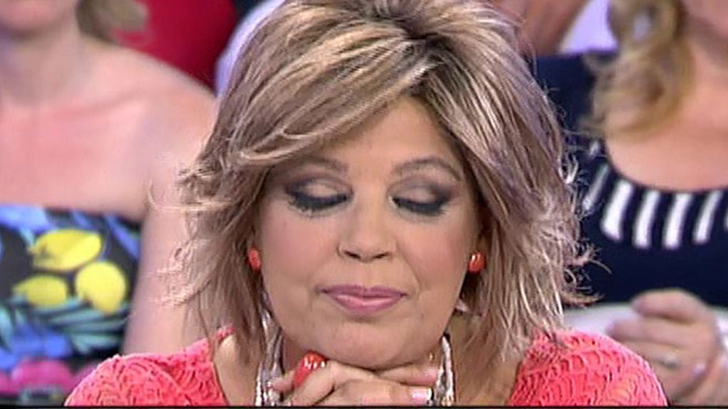 La presentadora abraza a la colaboradora