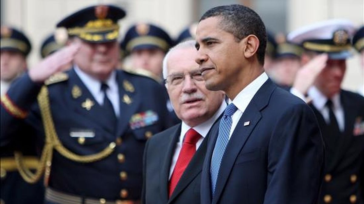 El presidente de Estados Unidos, Barack Obama (dcha), pasa revista a la guardia de honor junto al presidente checo, Vaclav Klaus (c), durante la  ceremonia de bienvenida hoy en el palacio de Praga, República Checa. EFE