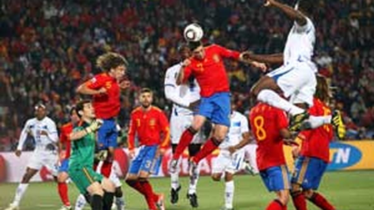 La identidad de La Roja se basa en el juego de toque y de control del balón. Foto: EFE.
