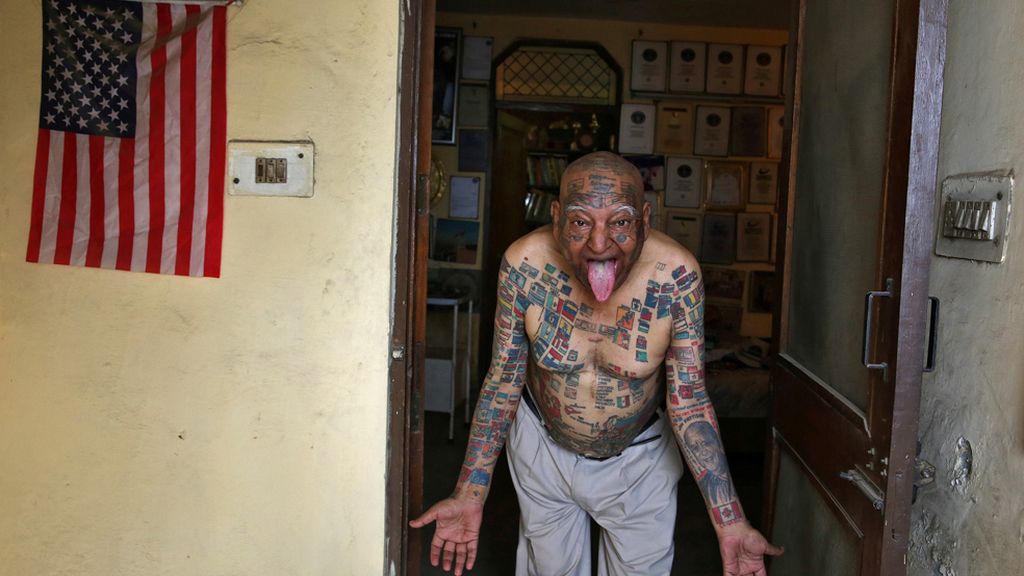 El hombre con más banderas del mundo tatuadas