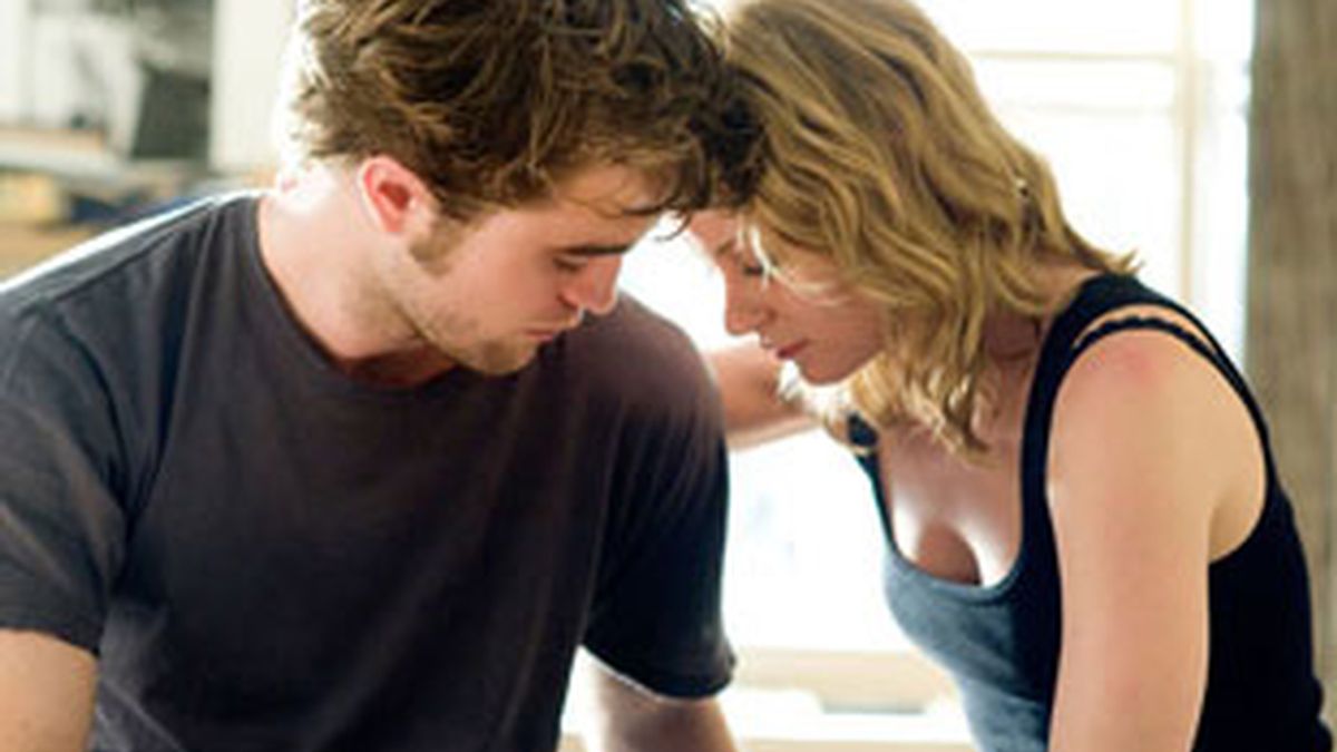 Pattinson protagoniza Remember Me con Emilie de Ravin.