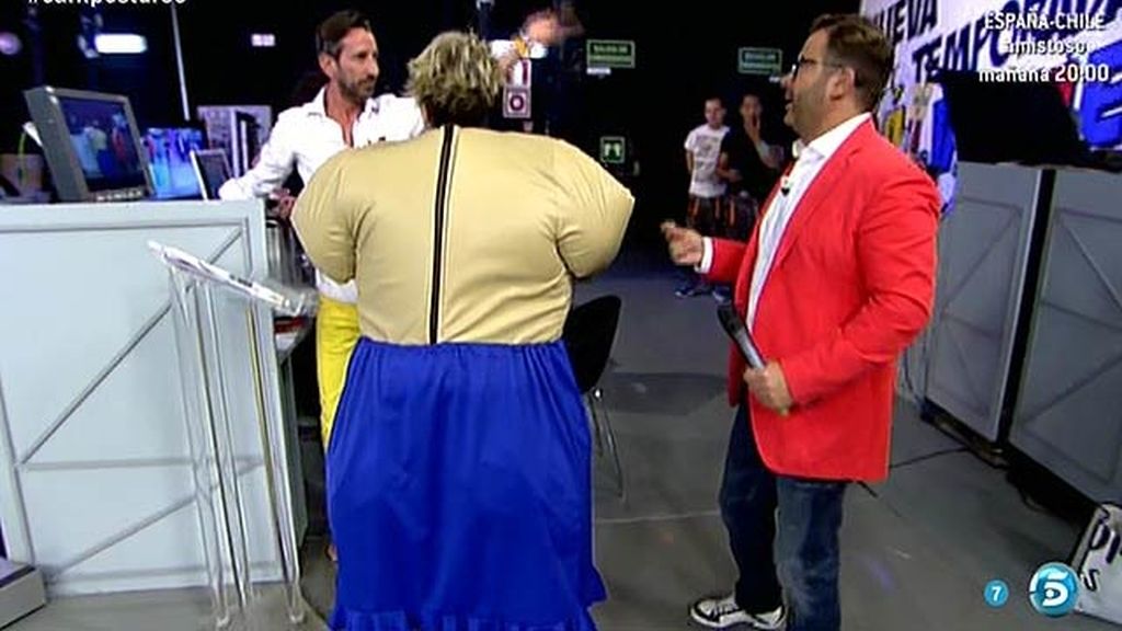 Agobiada y con ganas de quitarse el disfraz, así ha acabado la colaboradora