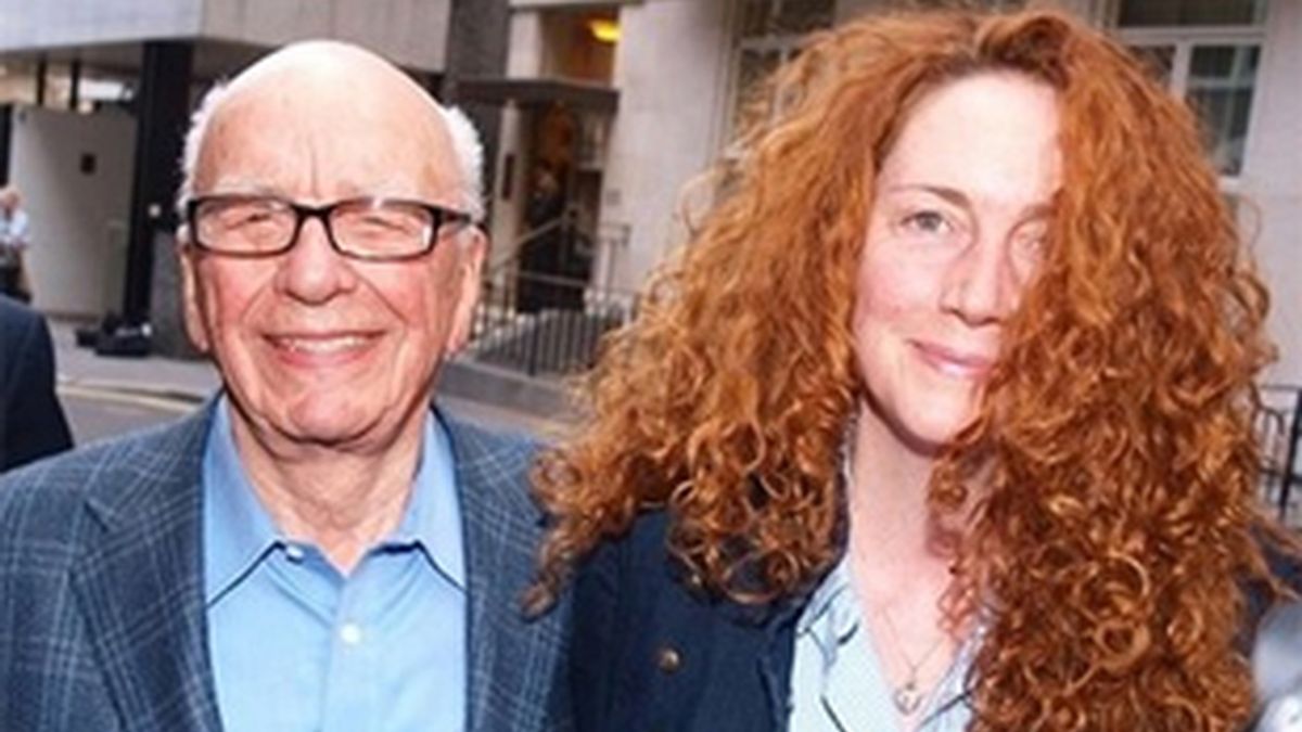 Eran otros tiempos, Rupert Murdoch sonriente junto a Rebekah Brooks