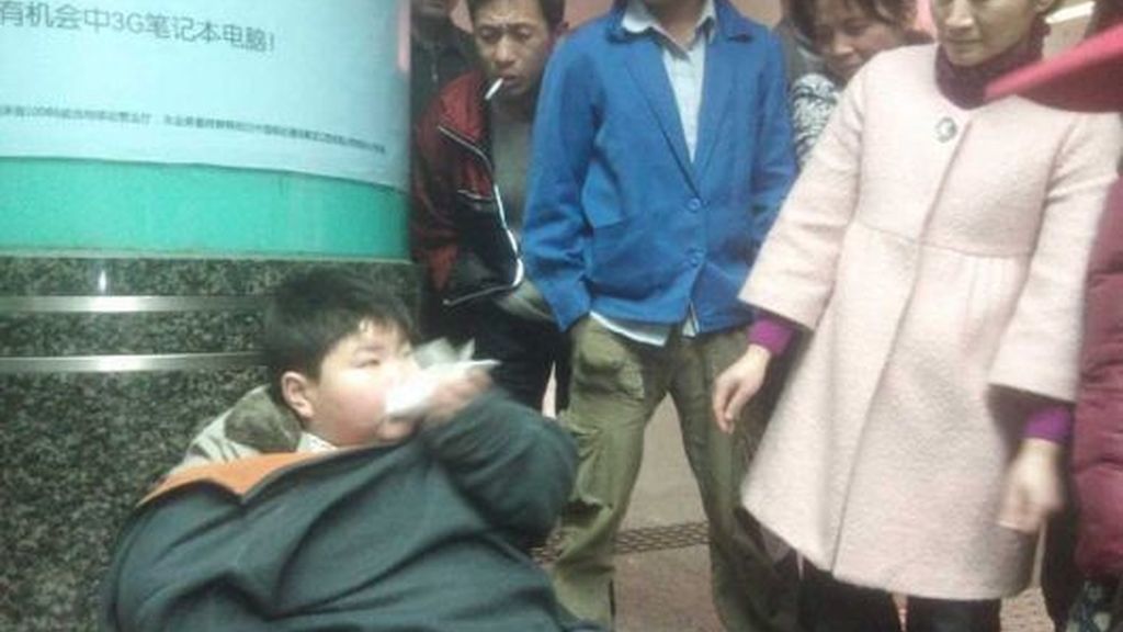 Sus padres lo dejan tirado en la calle por ser obeso