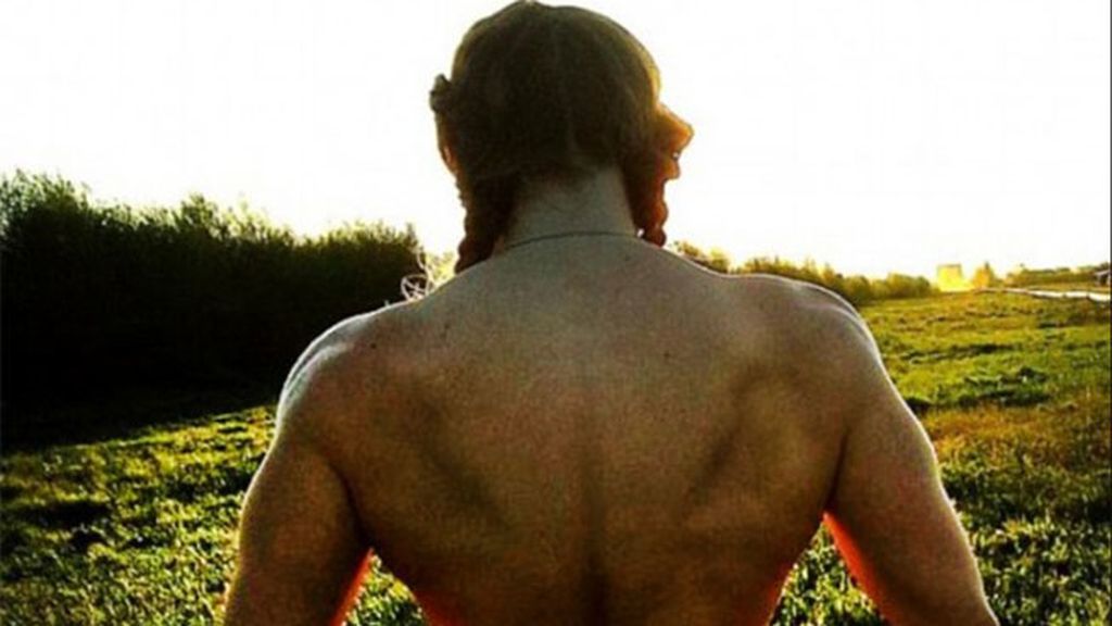 Una muñeca con cuerpo de Hulk