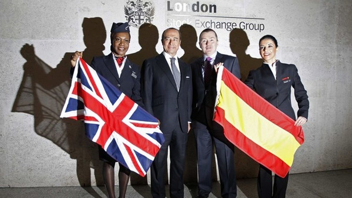 El CEO de IAG, Willie Walsh con el consejero delegado de IAG Antonio Vazquez el pasado 24 de enero en Londres.