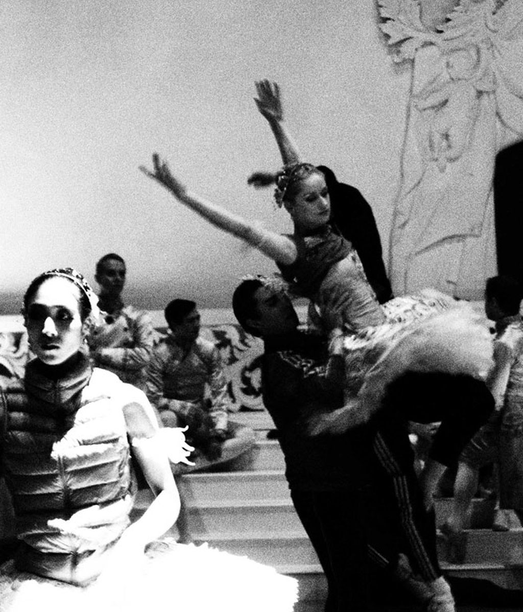 Así calientan los bailarines de Duato antes del ensayo general de 'La Bella Durmiente'