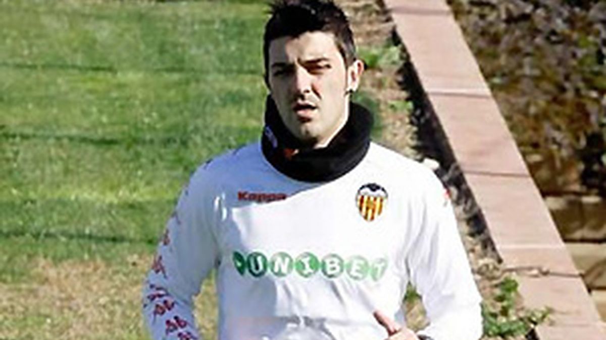 Villa se ha entrenado en solitario en Paterna para estar ante el Atlético. Vídeo: Informativos Telecinco.