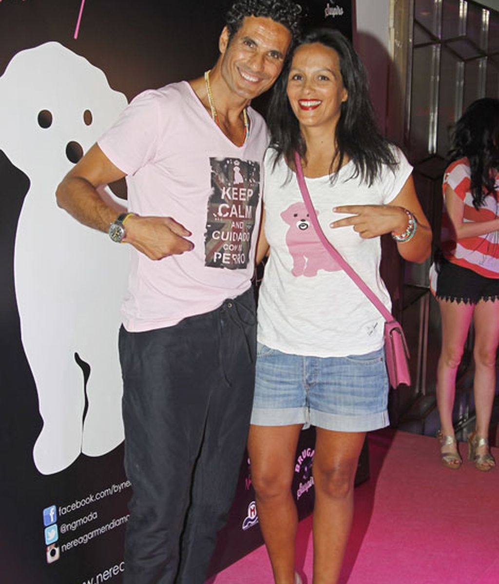Óscar Higares y Sandra Álvarez con algunos de los diseños de Garmendia