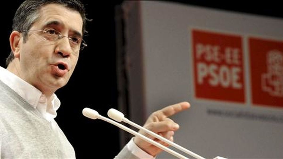 El secretario general y candidato a lehendakari del PSE-EE, Patxi López, interviene ante el Comité Nacional de los socialistas vascos, que debe avalar las negociaciones con el PP para su investidura como lehendakari. EFE