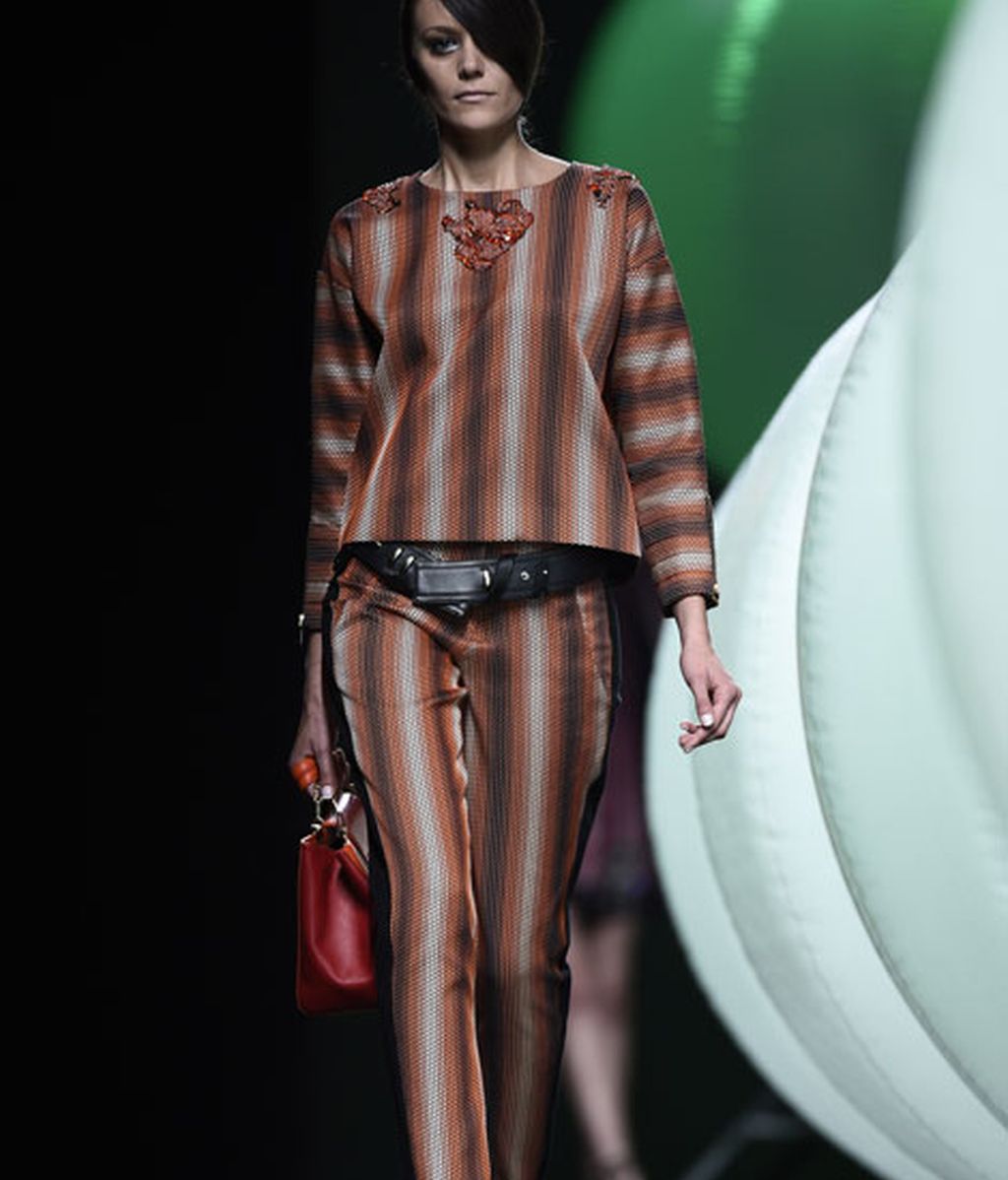 Bordados y drapeados rompen la geometría