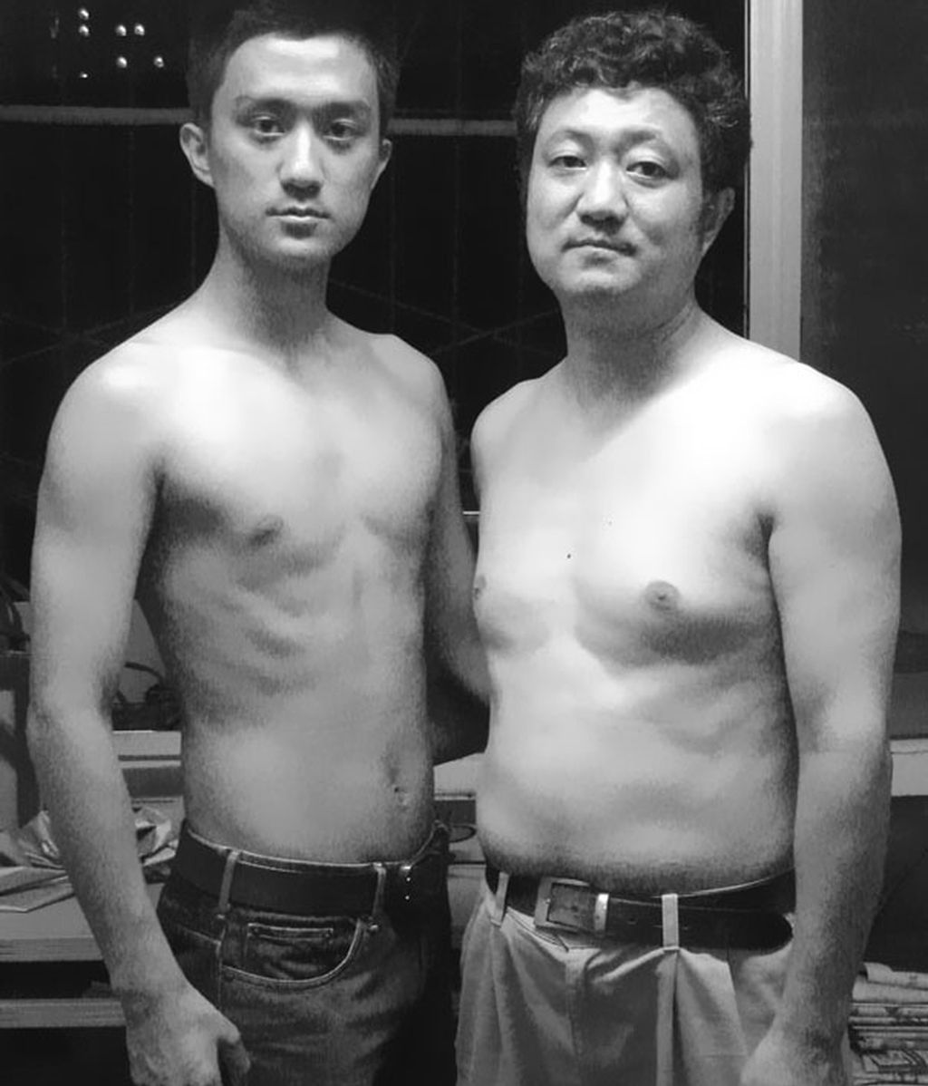 Un padre y un hijo se toman una fotografía en el año 2007