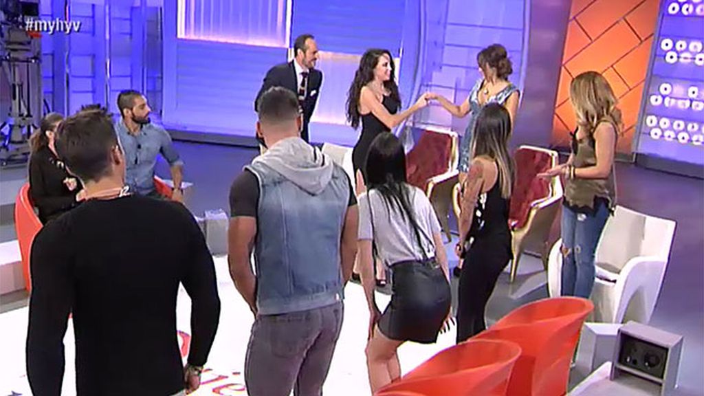 La entrada de las nuevas tronistas del programa, foto a foto