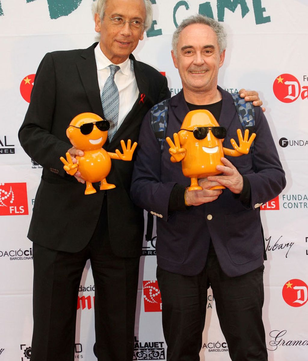 El cocinero Ferrán Adriá, sujetando a los protagonistas del videojuego