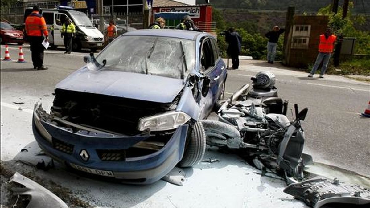 Fotografía del pasado 9 de mayo del accidente de un motorista que perdió la vida en un accidente ocurrido en la carretera PO-511 que une Bueu y Cangas (Galicia) al empotrarse contra un turismo. EFE/Archivo