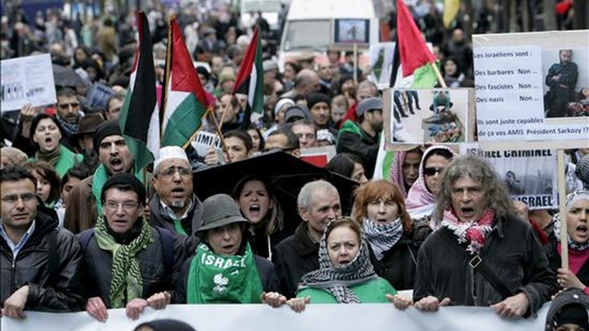 Cientos de manifestantes pro-Palestina participan en una protesta contra Israel en París, Francia. Los manifestantes marcharon por las calles de París para expresar su solidaridad con el pueblo de Gaza y su voluntad de "boicotear a Israel". EFE