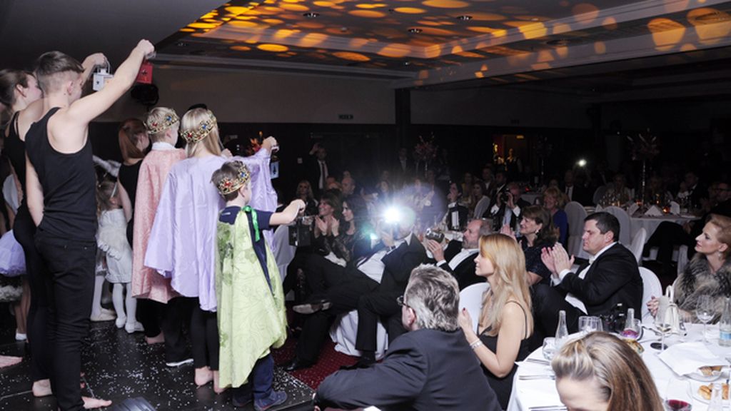 A través de canciones populares eslovacas, estos niños intentaron transmitir el espíritu de Plamienok