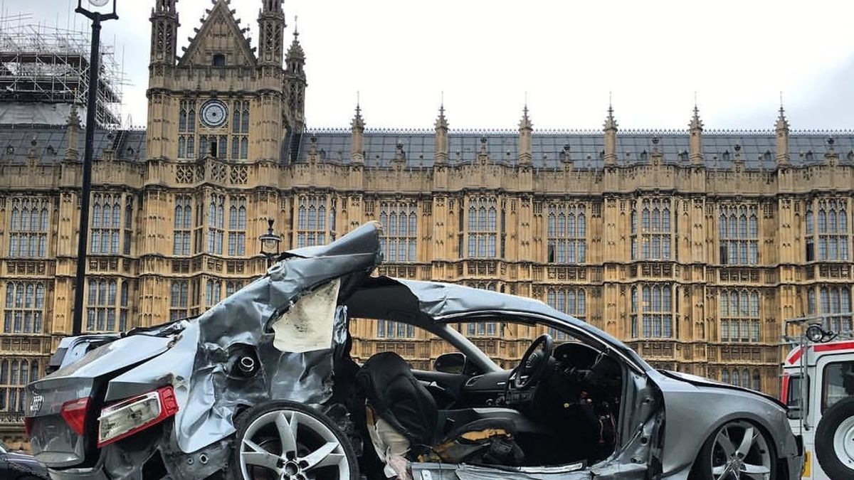 Exponen frente al Parlamento británico el coche donde murió su hijo en un accidente