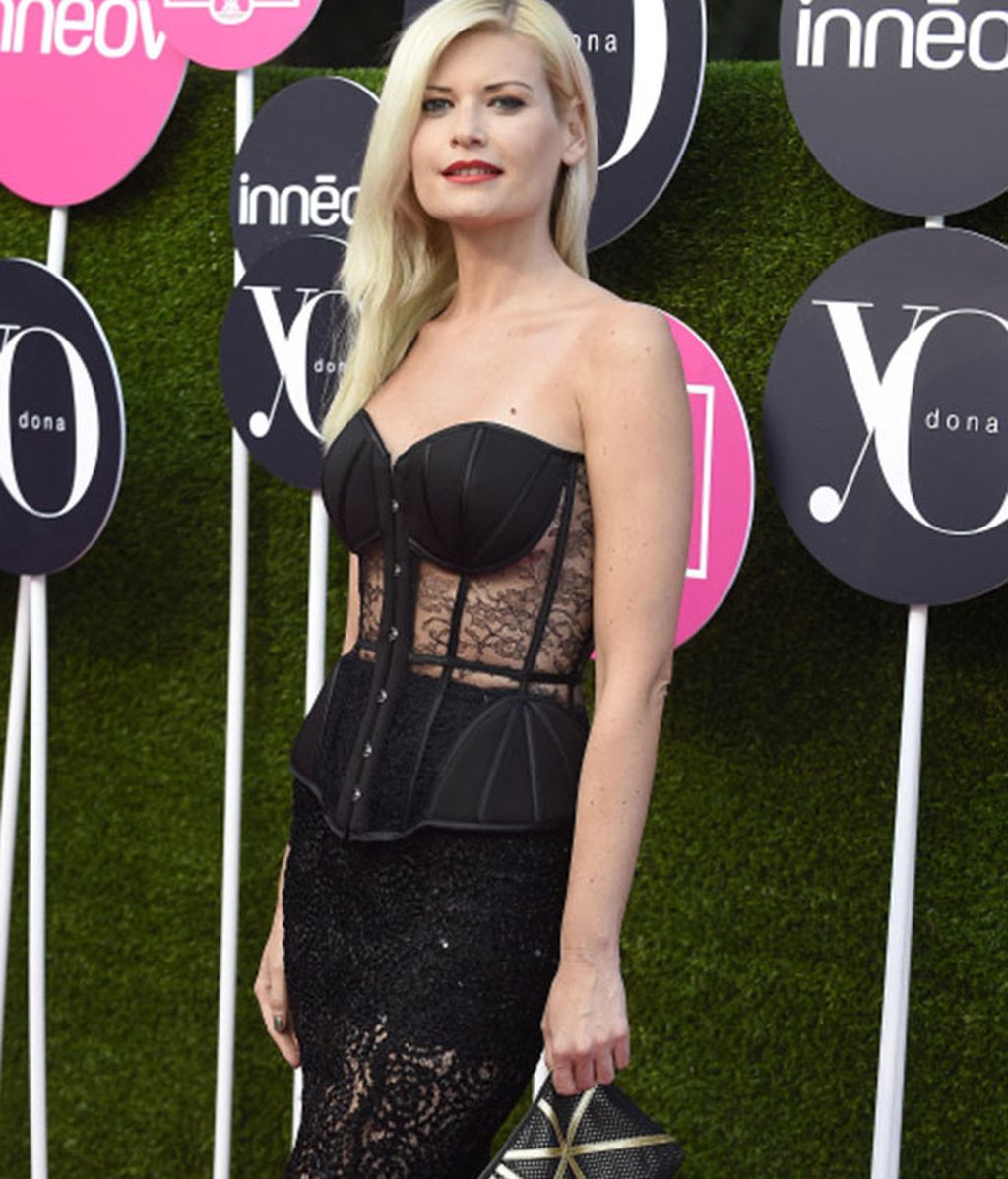 Maya Hansen, de negro, con trasparencias, y unos llamativos labios rojos