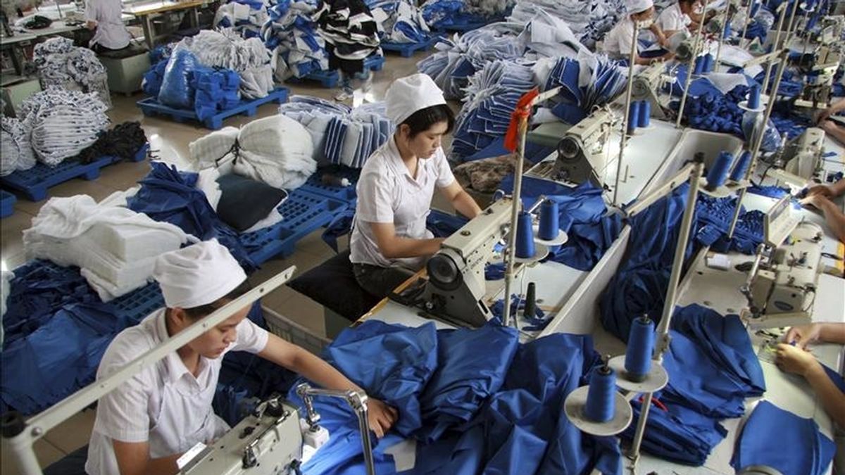 Según el FEM, el crecimiento de naciones como China, India y Brasil "está reequilibrando el poder económico entre países", aunque la desigualdad dentro de cada país "va en aumento". En la foto,  costureras trabajando en una fábrica de ropa en Huaibei (China). EFE/Archivo