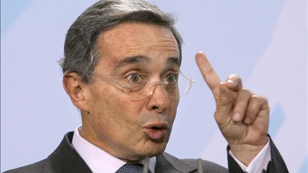 "Tuve y tengo toda la confianza en el general Naranjo, figura superior de la policía del mundo", dijo Uribe en un comunicado que divulgó a través de su página en Internet (www.alvarouribevelez.com). EFE/Archivo "Tuve y tengo toda la confianza en el general Naranjo, figura superior de la policía del mundo", dijo Uribe en un comunicado que divulgó a través de su página en Internet (www.alvarouribevelez.com). EFE/Archivo