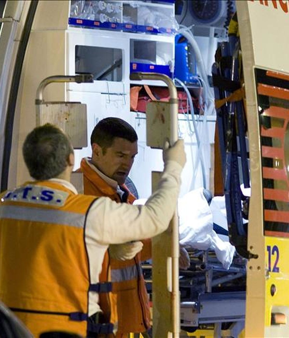 Una ambulancia traslada a un herido en un accidente. EFE/Archivo