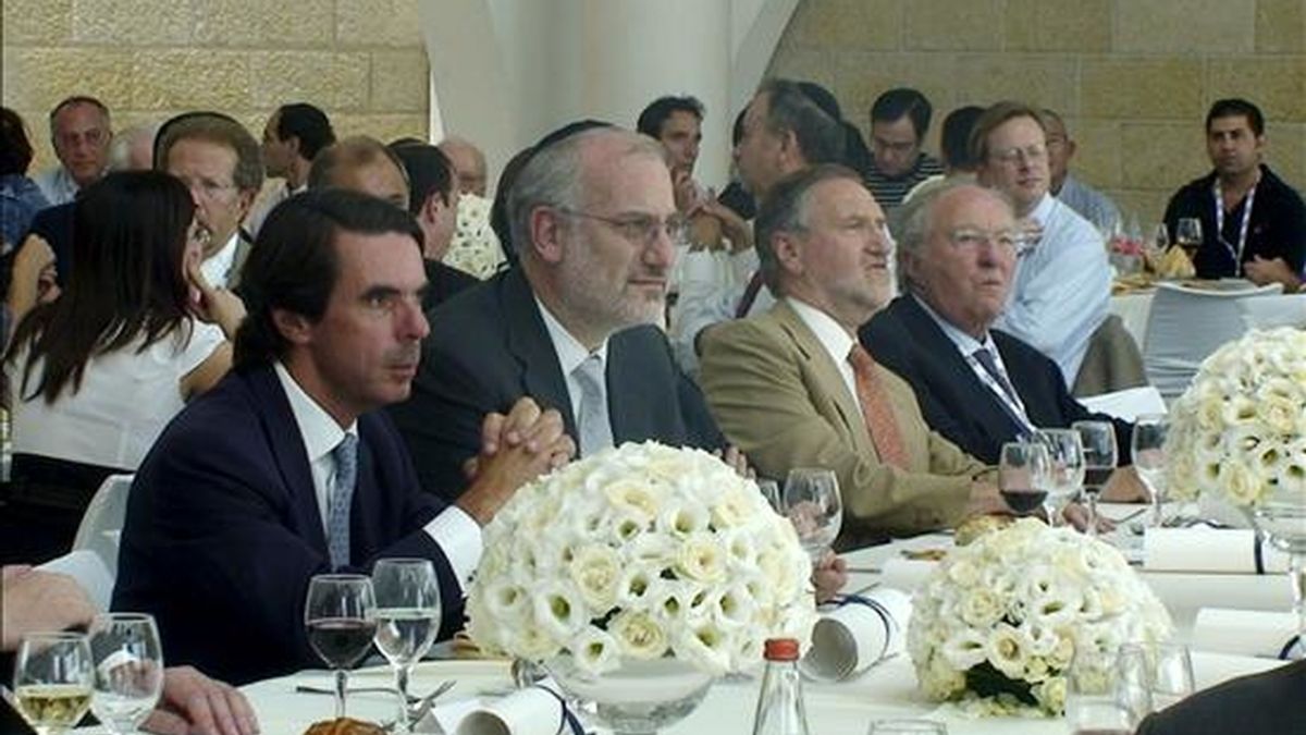 El ex presidente del Gobierno español José María Aznar (i) durante el almuerzo de la jornada de la reunión del Congreso Mundial Judío que se celebra en el centro Beit Shmuel de Jerusalén, donde ha pronunciado la conferencia "Defender Israel para defendernos". EFE
