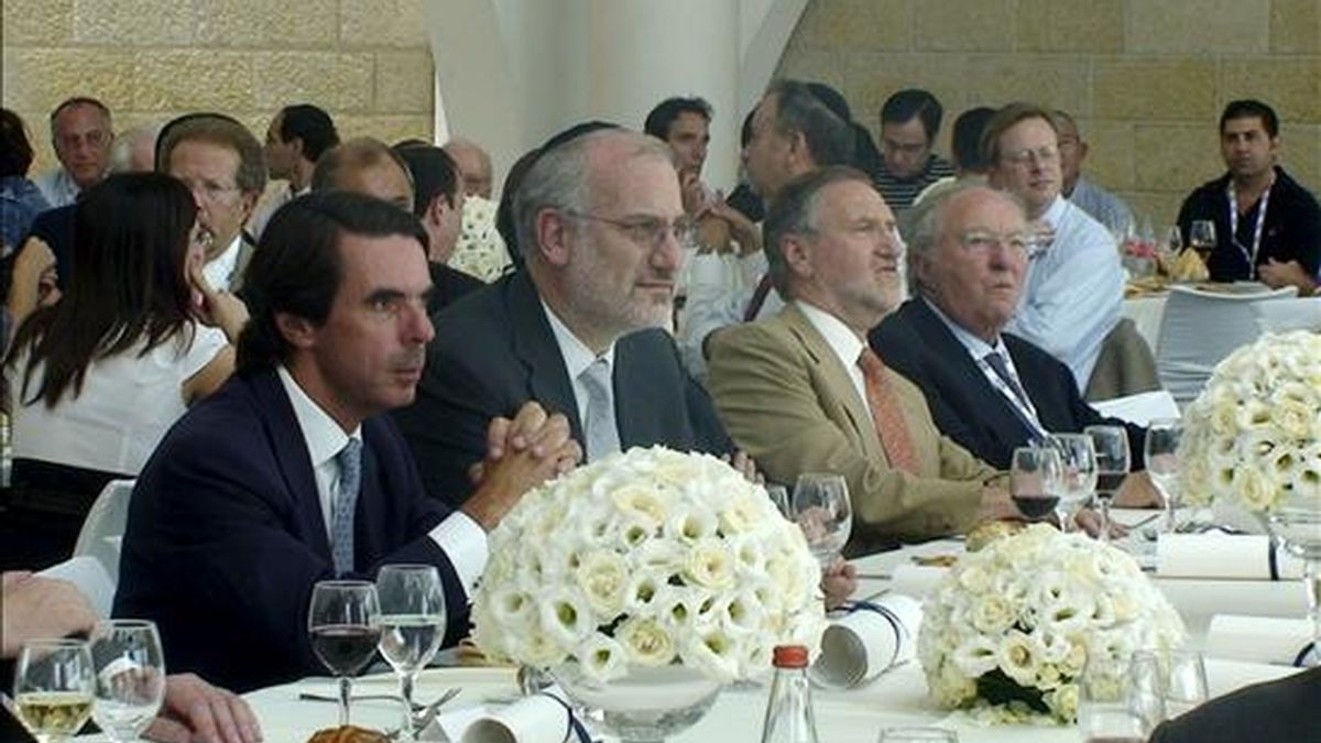 El ex presidente del Gobierno español José María Aznar (i) durante el almuerzo de la jornada de la reunión del Congreso Mundial Judío que se celebra en el centro Beit Shmuel de Jerusalén, donde ha pronunciado la conferencia "Defender Israel para defendernos". EFE El ex presidente del Gobierno español José María Aznar (i) durante el almuerzo de la jornada de la reunión del Congreso Mundial Judío que se celebra en el centro Beit Shmuel de Jerusalén, donde ha pronunciado la conferencia "Defender Israel para defendernos". EFE