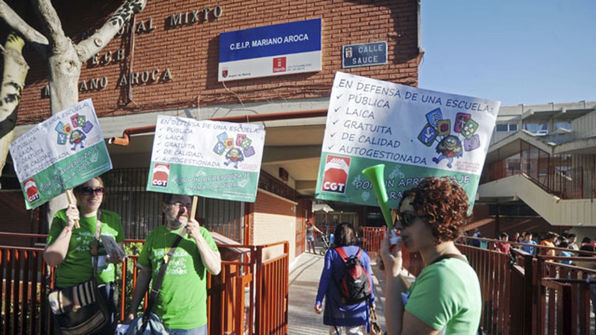 Un piquete informativo se concentró esta mañana en las puertas del colegio público Mariano Aroca de Murcia