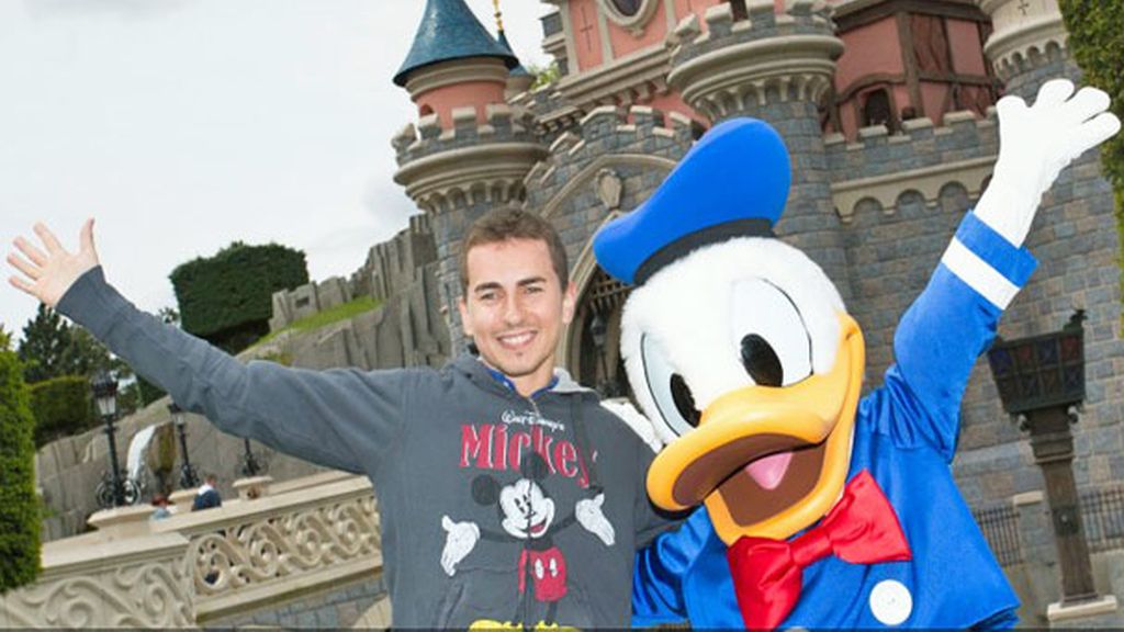 Jorge Lorenzo y los hermanos Espargaró se divierten en 'Disneyland Paris'