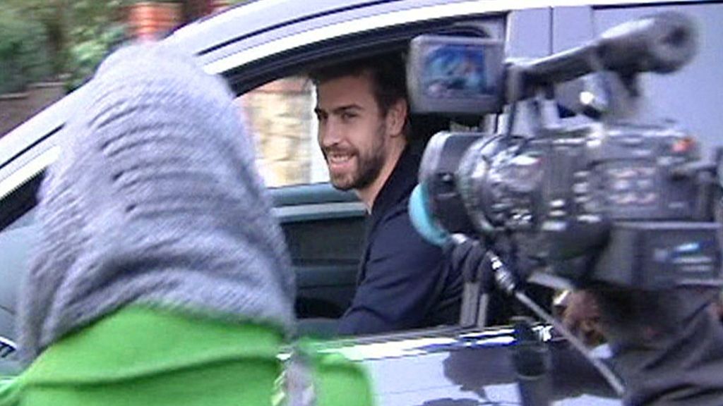 Gerard Piqué asegura a la salida del hospital que está "muy feliz" y que "Shakira está muy bien"