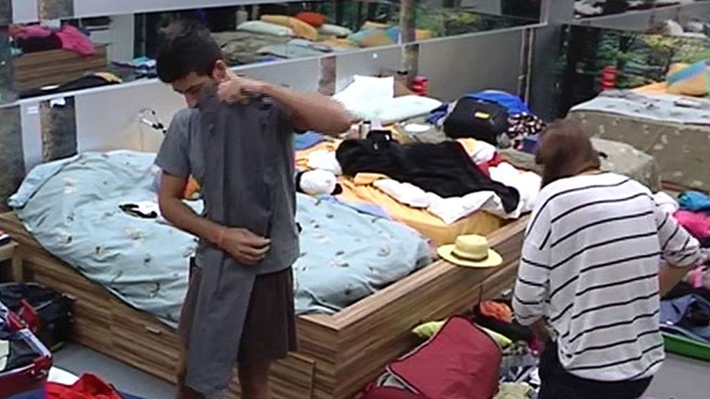 A pocas horas de la final, los cuatro concursantes intenta cerrar sus maletas