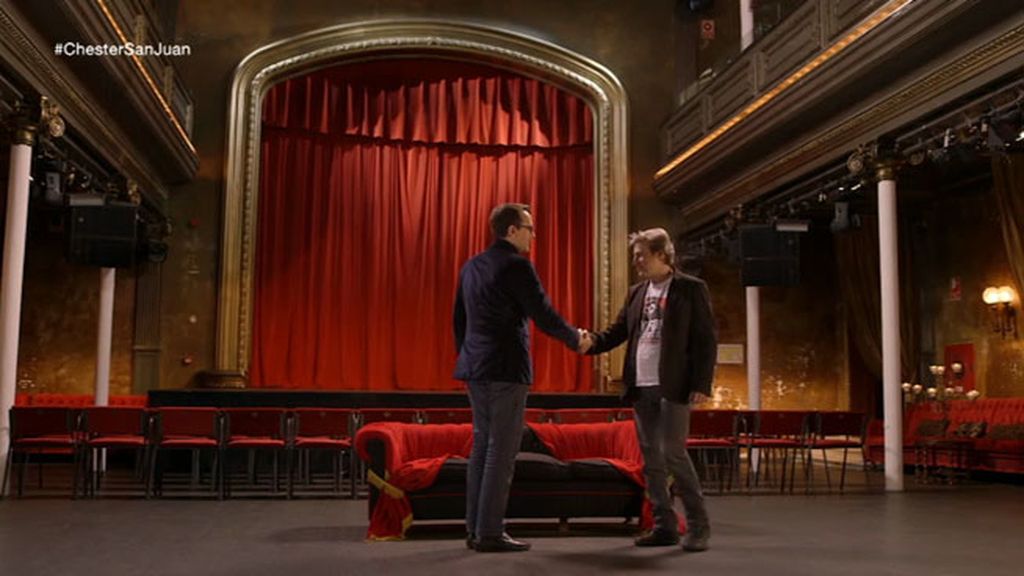 El actor se sienta en el chester