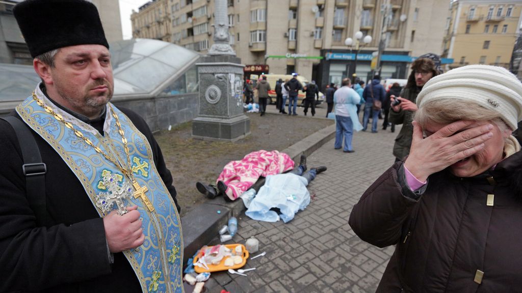 Los cadáveres se amontonan en la plaza de la Independencia