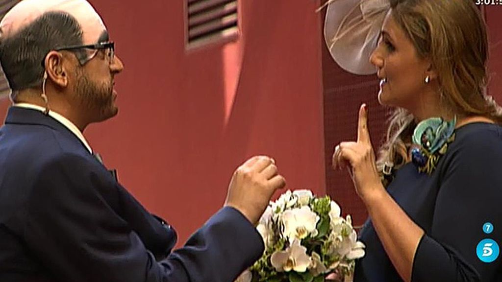 Hernández y Carlota 'contraen matrimonio' como si del DJ y su novia se tratara