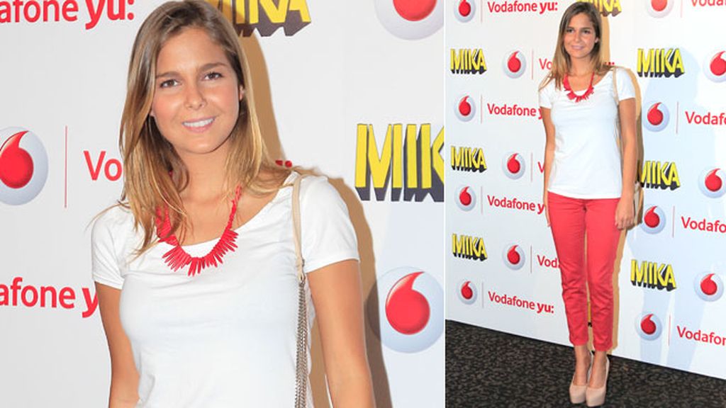 Natalia Sánchez, con un favorecedor collar y pantalones en coral