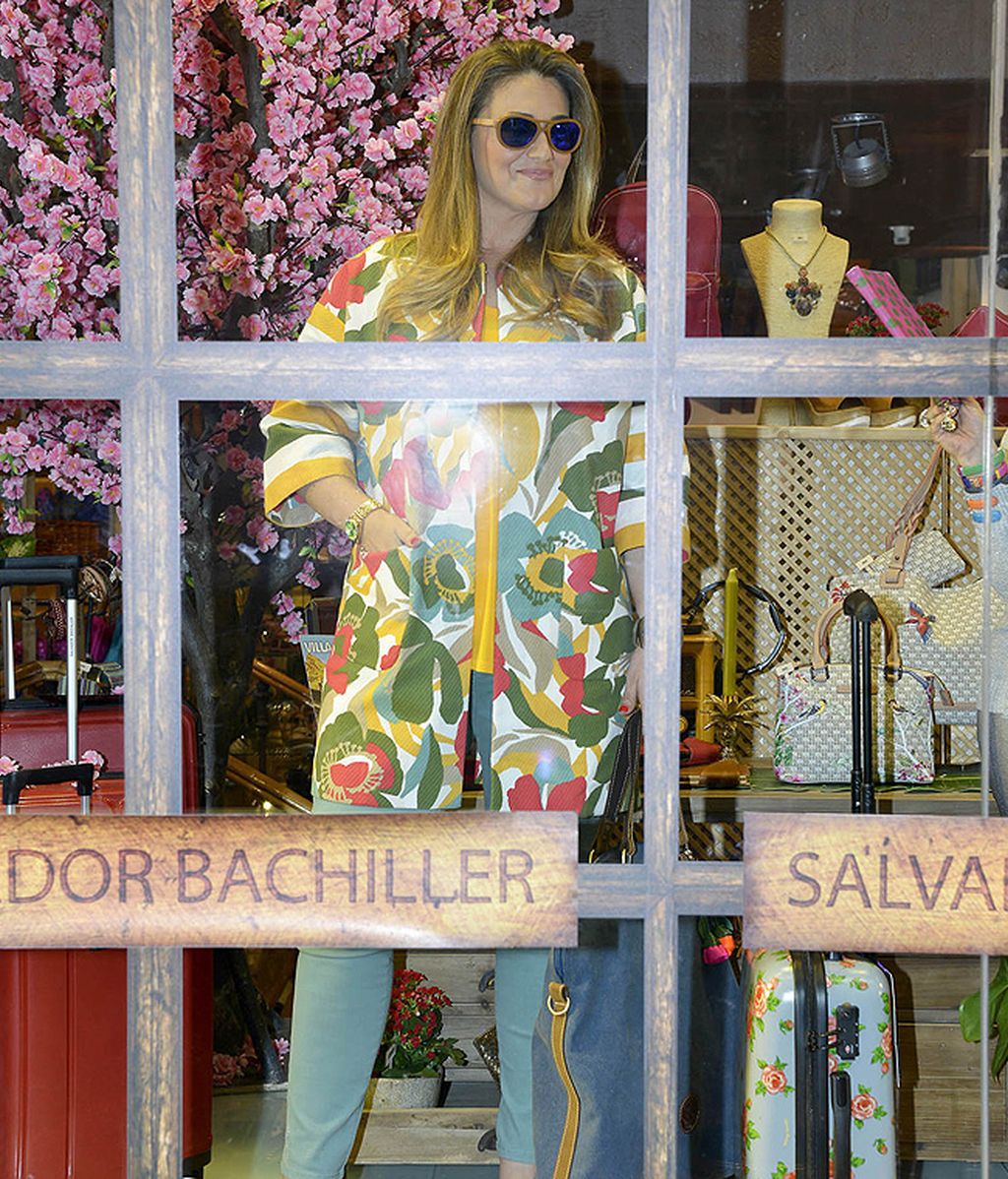 Los colaboradores posan en el escaparate de Salvador Bachiller