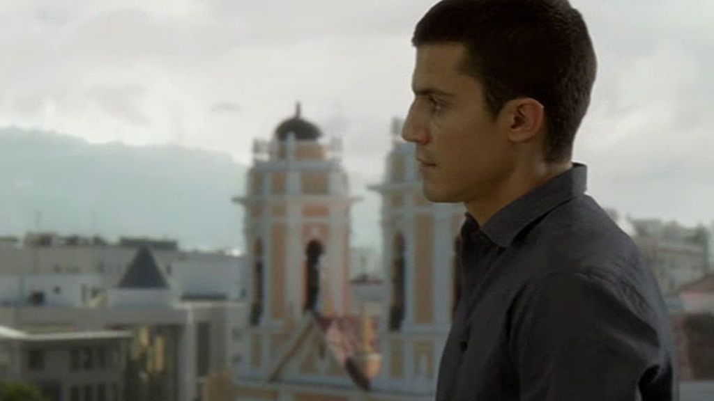 Aunque el agenta la sigue amando, ella no le perdona