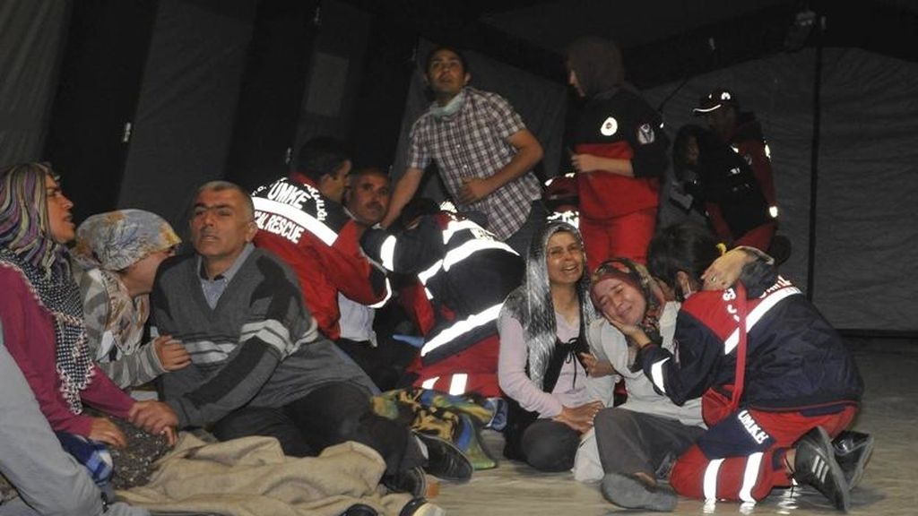Familiares de dos soldados fallecidos en la explosión en un depósito de municiones en Afyonkarahisar (Turquía) lloran su pérdida hoy, jueves 6 de septiembre de 2012.