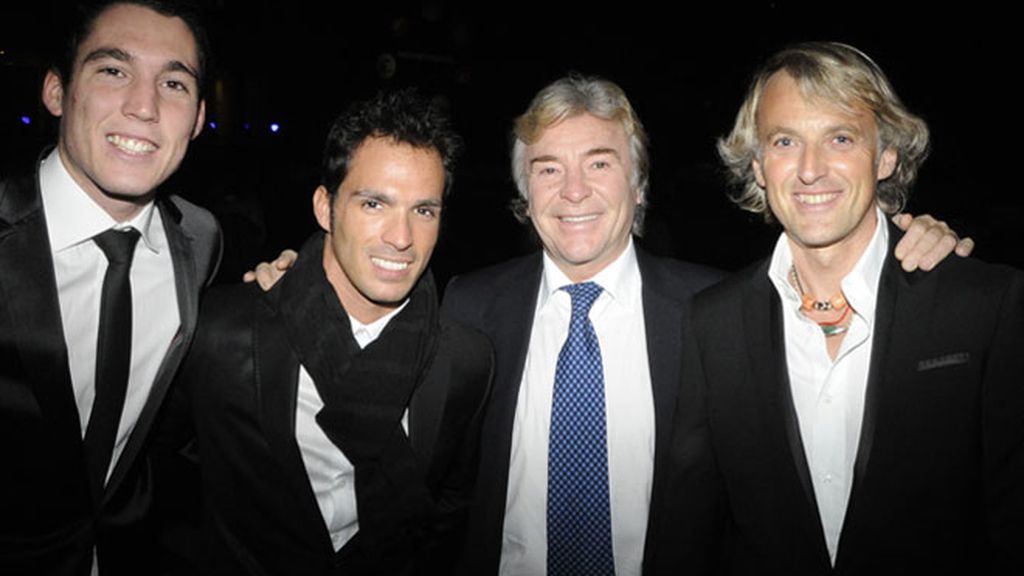 Toni Elías se olvida la corbata en la gala de Mediaset