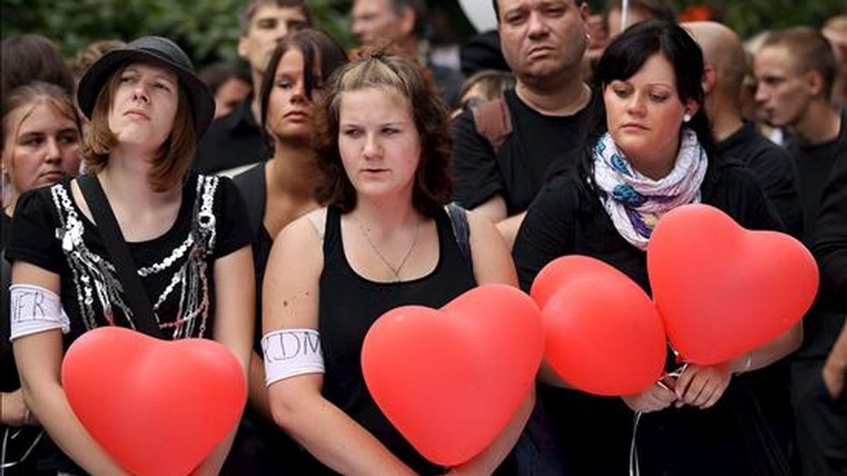 Unas jóvenes sosteniendo globos en forma de corazón durante una manifestación en memoria de las veintiuna víctimas de la Loveparade en Duisburgo (Alemania) este sábado. EFE