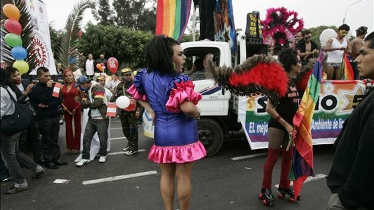 Un grupo de participantes luce su maquillaje y vestuario  en Lima (Perú), durante la séptima Marcha del Orgullo Gay, en la que denunciaron al Gobierno peruano por ser "el más homofóbico de América", según un comunicado distribuido. EFE