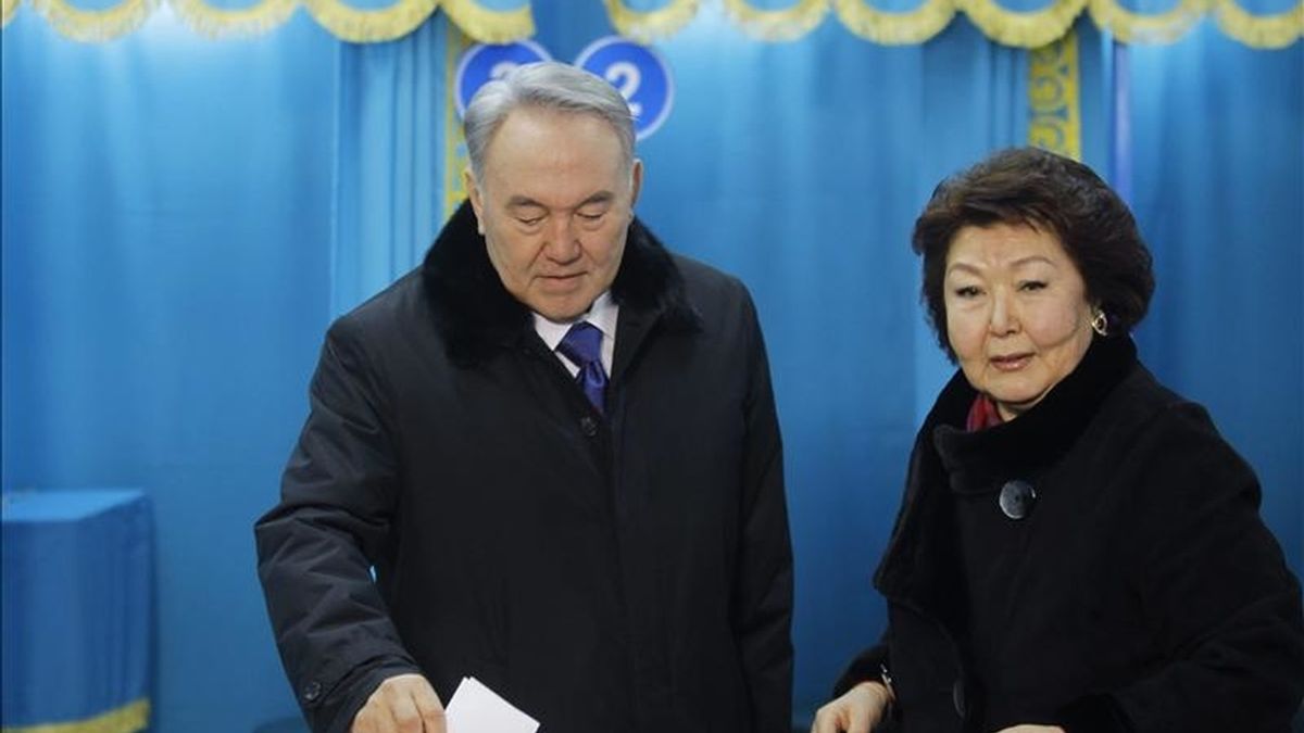 El presidente de Kazajistán, Nursultan Nazarbayev (i), quien también es candidato presidencial, deposita su voto hoy en Almaty, Kazajistán, durante la jornada de elecciones presidenciales. EFE
