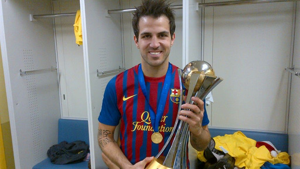 Cesc Fábregas muestra su felicidad con el trofeo