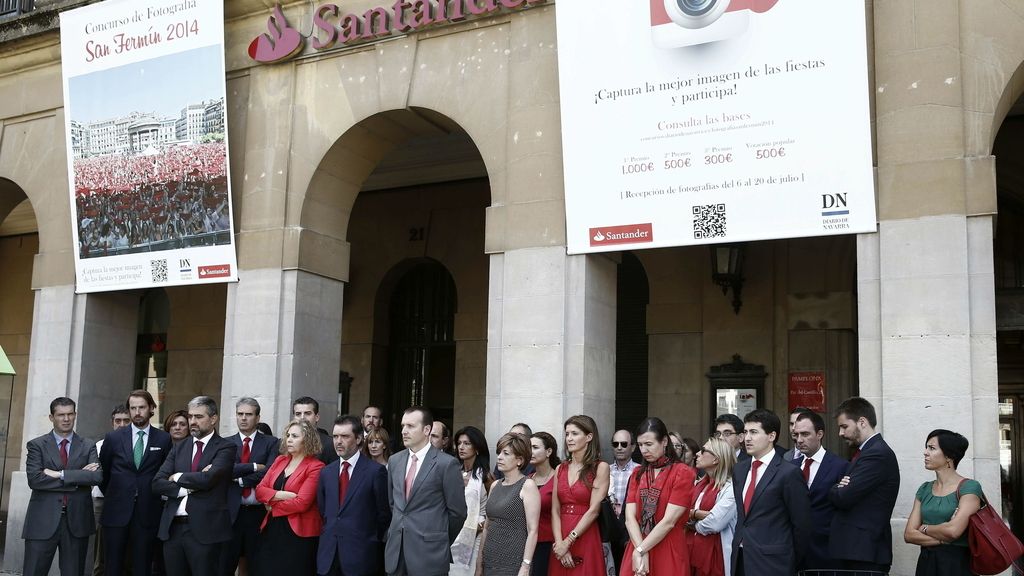 Empleado del Banco Santander guardan un minito de silencio