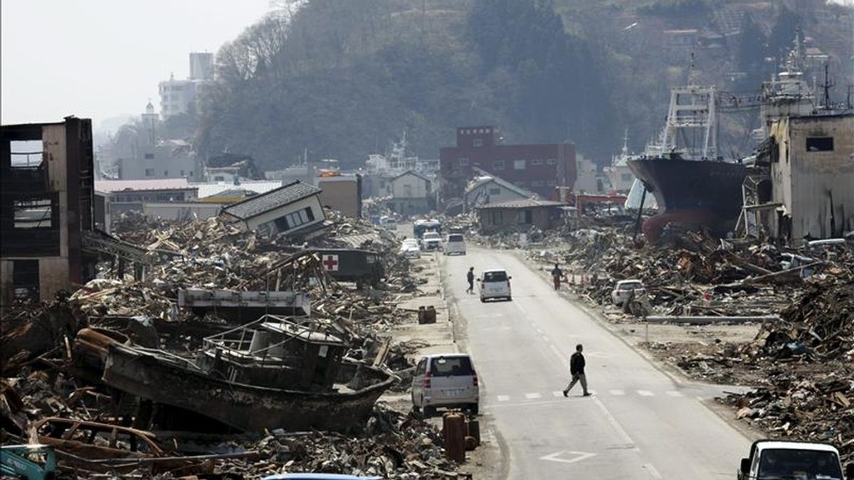 Varias personas caminan por las calles de la devastada Kesennuma (Japón) asolada por el tsunami del pasado 11 de marzo. EFE