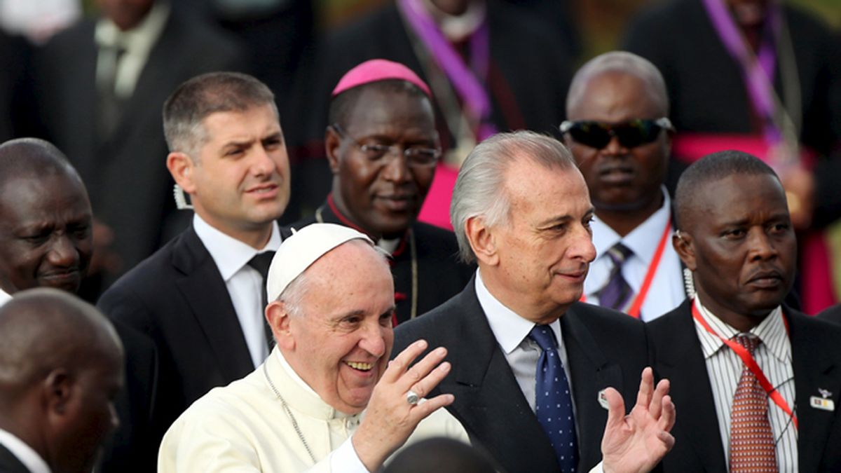 El papa Frencisco saluda a su llegada al aeropuerto de Nairobi, Kenia, este miércoles 25 de noviembre de 2015