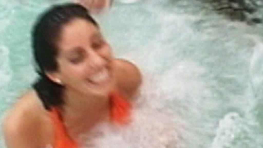 Arturo pellizca a Carol en el jacuzzi