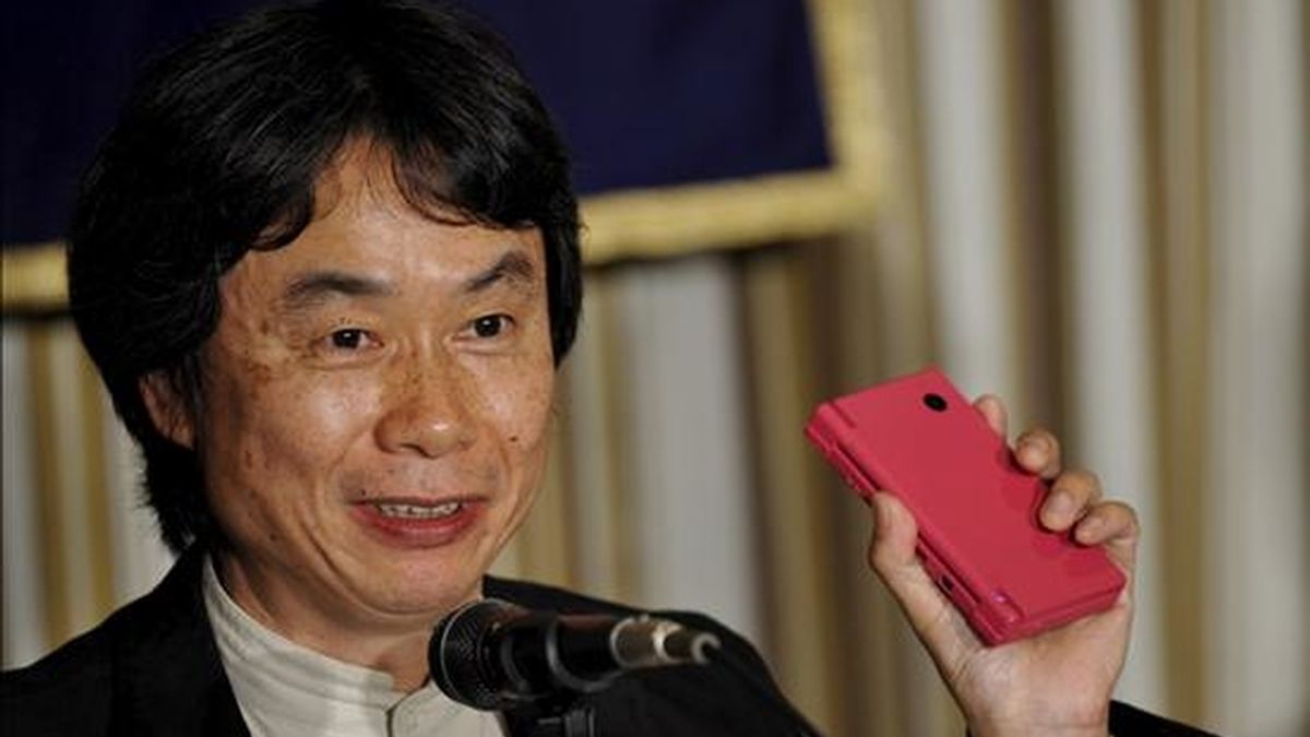 El director de gerenciamiento de la compañía Nintendo, Shigeru Miyamoto, sostiene una consola de juego DS. EFE